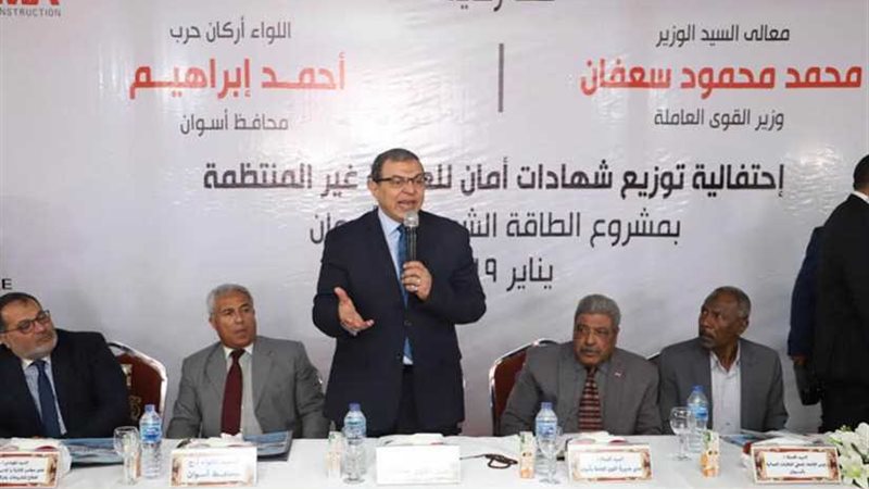 سعفان يوزع عقود عمل