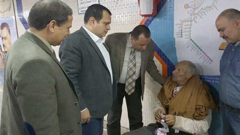 المترو ينقذ عجوزًا