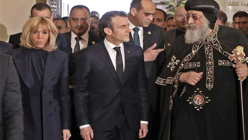 ماكرون وقرينته يتفقدان