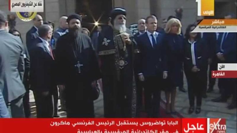 ماكرون وزوجته يلتقطان