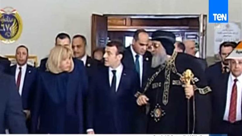 ماكرون يوقع في سجل