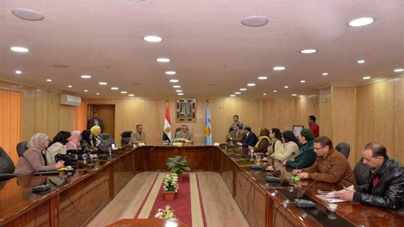 محافظ أسيوط يلتقي