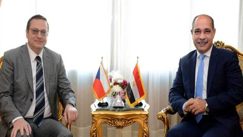 وزير الطيران يلتقي