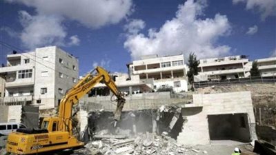 الاحتلال يهدم منزلاً ويخطر بهدم آخر جنوب القدس