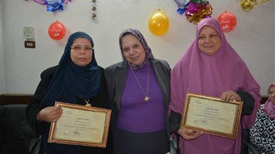 مدير التموين الطبى بالغربية يكرم سيدتين لخروجهما للمعاش