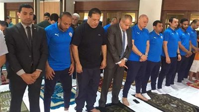 بالصور.. لاعبو الزمالك يؤدون صلاة الجمعة في كينيا