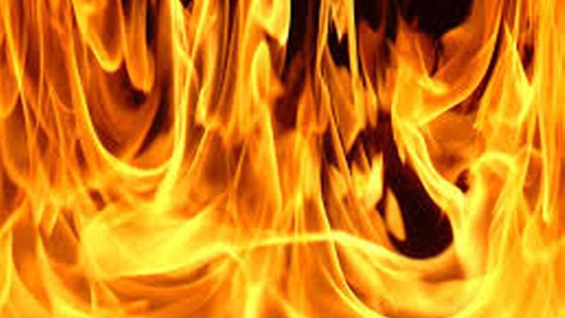 يشعلان النار فى سائق