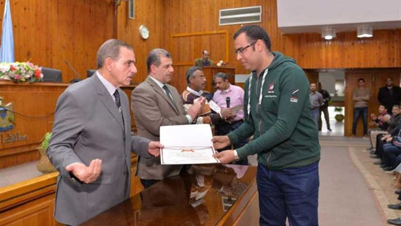 محافظ أسيوط يكرم