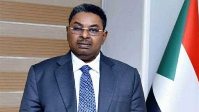 قوش يجري حواراً مع