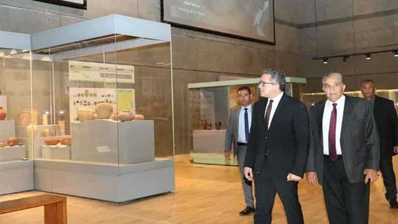 وزير الآثار يلتقي