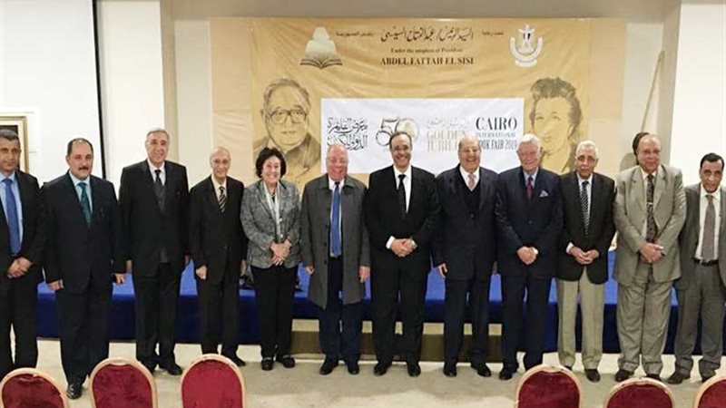 مستشارون بالمحكمة