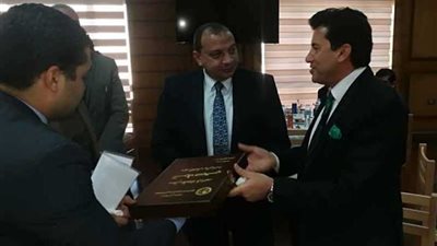 منصور يدعو وزير الشباب لافتتاح البطولة العربية للمبارزين الجامعيين