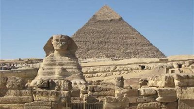 شرطة الآثار تقود إلى كشف مقبرة أثرية بالقرب من أهرامات الجيزة