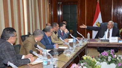 محافظ الدقهلية يناقش استعدادات تشغيل الأتوبيس النهري بالمنصورة