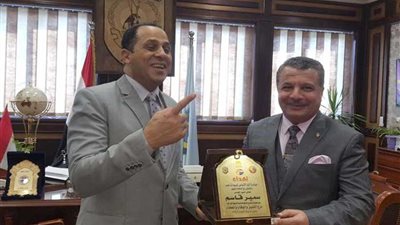 رئيس جامعة دمنهور يُكرم الفريق التنفيذي لـ