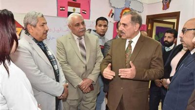 محافظ أسيوط يتفقد القافلة الطبية المجانية بمدرسة الشهيد أحمد جلال