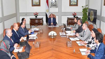 الرئيسى يستعرض مع مدبولى ووزراء المجموعة الاقتصادية مؤشرات الأداء الاقتصادى