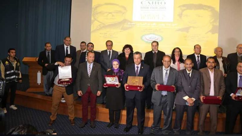 وزيرة الثقافة تسلم