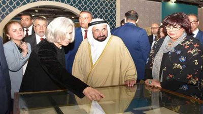 وزيرة الثقافة تصطحب حاكم الشارقة في جولة بمعرض الكتاب
