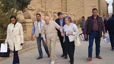 الرئيس الفرنسي الأسبق يغادر أسوان بعد قضاء عطلته السياحية