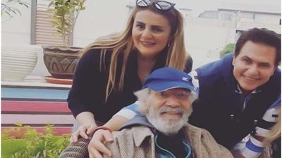 رانيا محمود ياسين تهدد بمقاضاة مروجي شائعات وضع والدها في مصحة