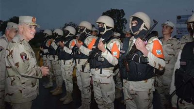 رئيس أركان الجيش يتفقد عناصر تأمين المجرى الملاحي لقناة السويس