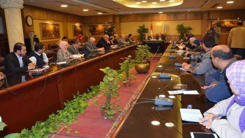 محافظ الغربية يناقش