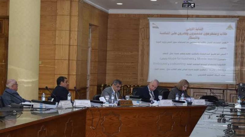 لجنة اختيار عميد