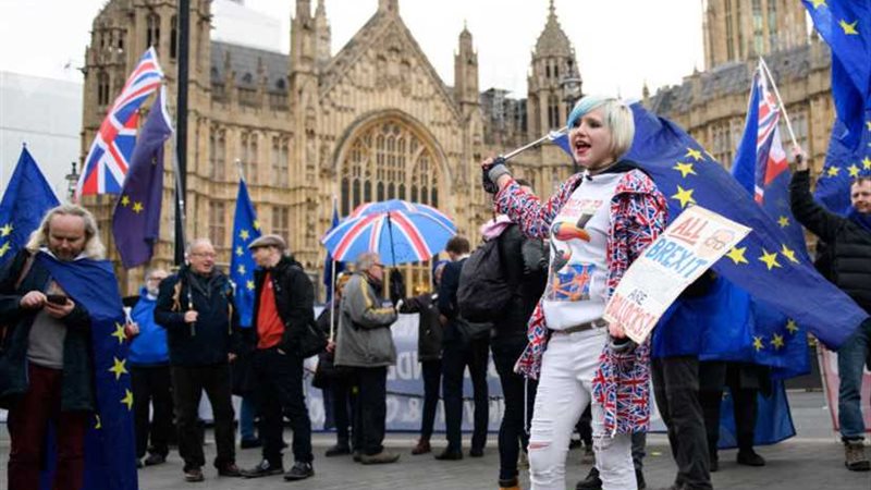 وزراء بريطانيون يجرون