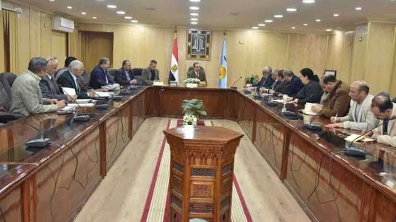 محافظ أسيوط يناقش