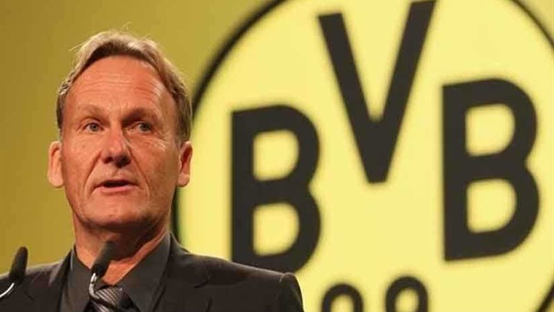 رئيس دورتموند يشير
