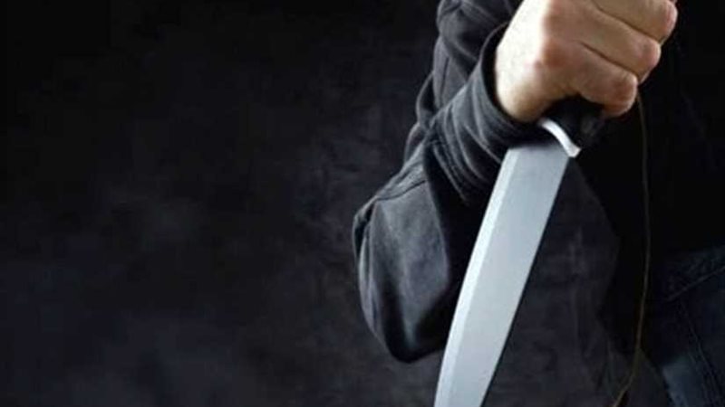 عاطل يطعن حدادا لخلافات