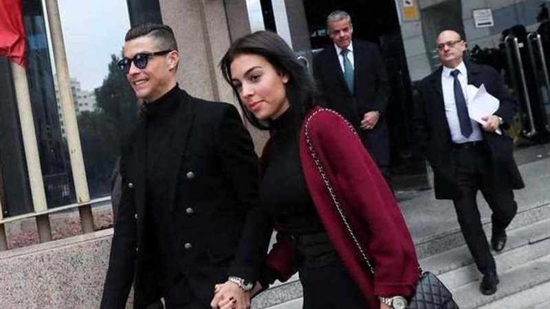 صديقة رونالدو تكشف