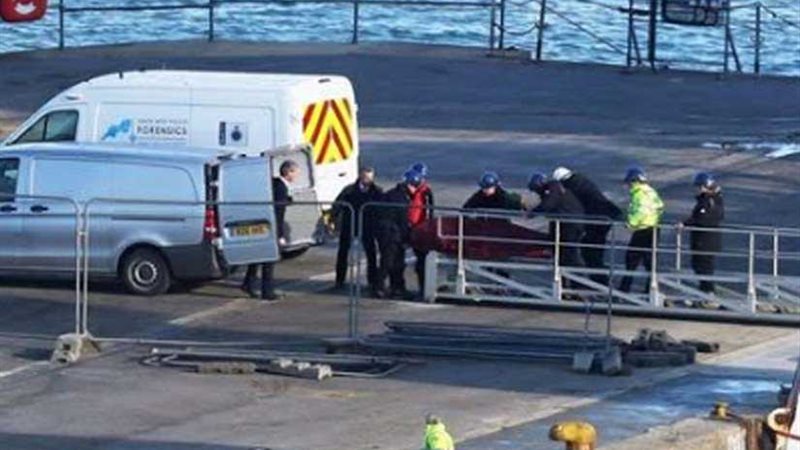 انتشال جثمان من طائرة