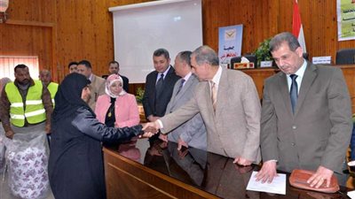 محافظ أسيوط يسلم شهادات 
