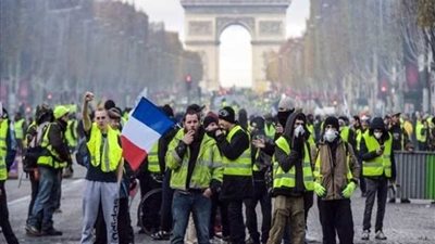 أعمال كر وفر في شوارع باريس.. والشرطة تعتقل 17 متظاهرا