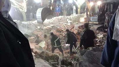 استخراج مسنة حية من أسفل أنقاض منزل منهار بأسيوط ..صور