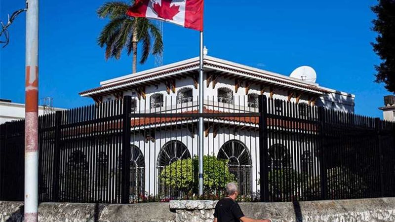 كنديون يقاضون الحكومة