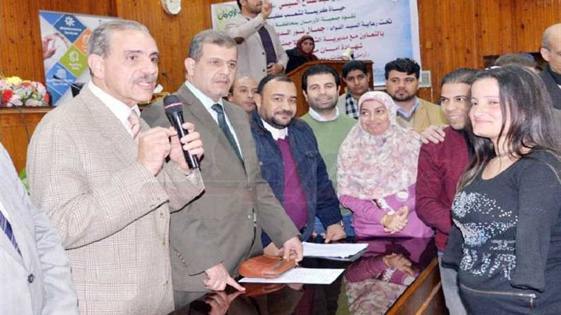 محافظ أسيوط يسلم