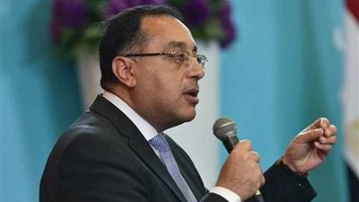 رئيس الوزراء يوقف أتوبيس زيارته لأسوان للاطمئنان على ركاب سيارة نقل انقلبت على الطريق