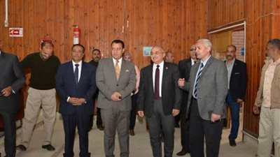 رئيس جامعة أسيوط ونائبه يتفقدان بدء الفصل الدراسي