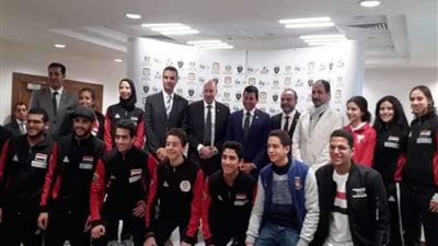 السلاح يهدي وزير الشباب والرياضة درع الاتحاد