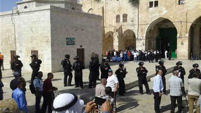 مستوطنون وطلبة يقتحمون الأقصى بحراسة الاحتلال