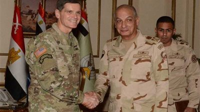 شاهد..وزير الدفاع ورئيس الأركان يلتقيان قائد القيادة المركزية الأمريكية