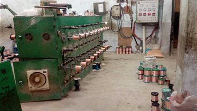 ضبط 3 مصانع لإنتاج مواسير المياه والكابلات والدخان بدون ترخيص بالقليوبية.. (صور)