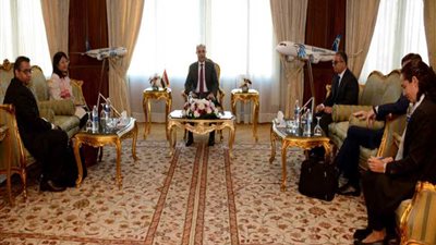 وزير الطيران المدني يلتقي وفد البنك الدولي