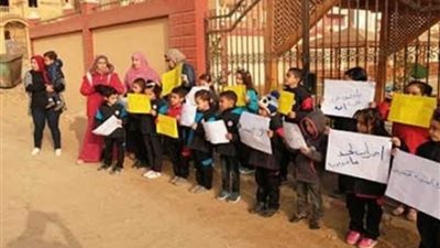 وقفة احتجاجية لتلاميذ المدرسة اليابانية ببني سويف احتجاجًا على زيادة المصروفات