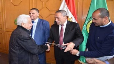 محافظ الإسماعيلية يسلم عقود تمليك الأراضي لواضعي اليد الجادين