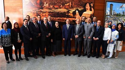 الرئيس يلتقط صورة تذكارية مع المصريين العاملين بمفوضية الاتحاد الافريقى