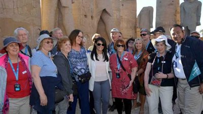 رانيا المشاط تلتقي مجموعة من السائحين المتواجدين بمعبد الأقصر